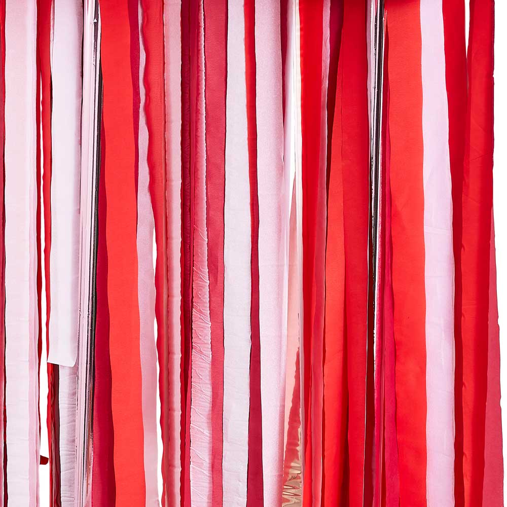 rosegull_rosa_rød_kreppapir_bakgrunn_dekorasjon_fest_dekor_photobooth_fotobaren_2