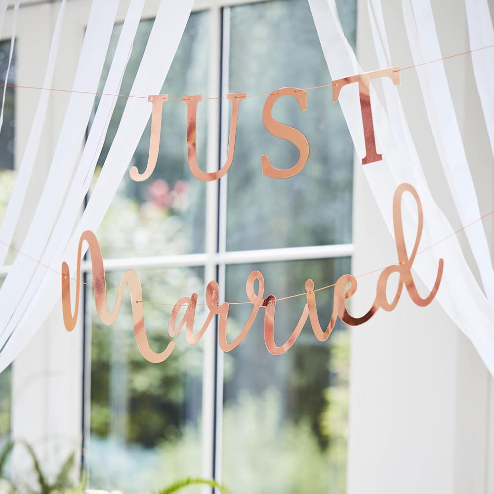 Fotobaren-just-married-banner-rosegull-roségull-girlander-bryllup-fest-dekorasjon-photo-booth-ginger-ray-1