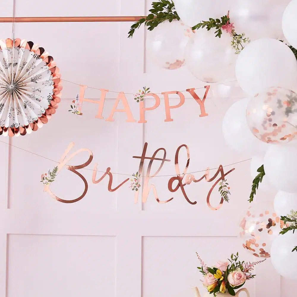 Fotobaren-happy-birthday-gratulerer-med-dagen-rosegull-roségull-banner-girlander-med-blomster-bursdag-fest-dekorasjon-photo-booth-ginger-ray-1